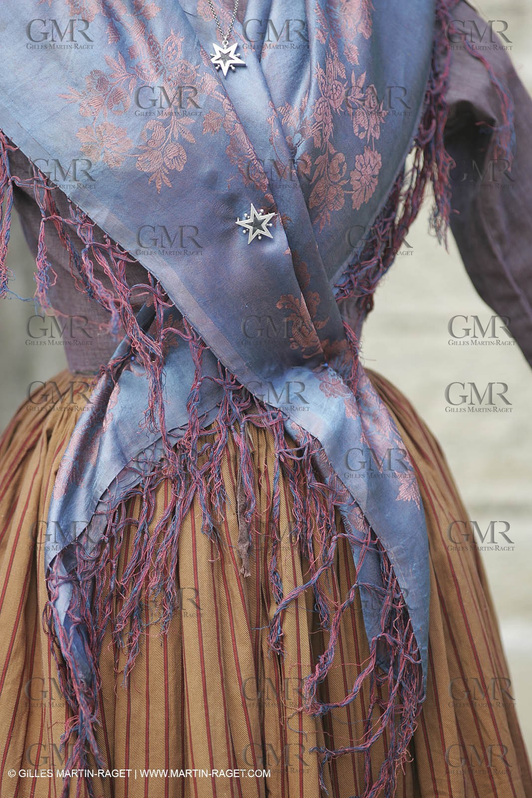 Mai 2004 - La Tour d'Aigues (FRA, 84) Costumes anciens pour l'exposition Femmes du Midi