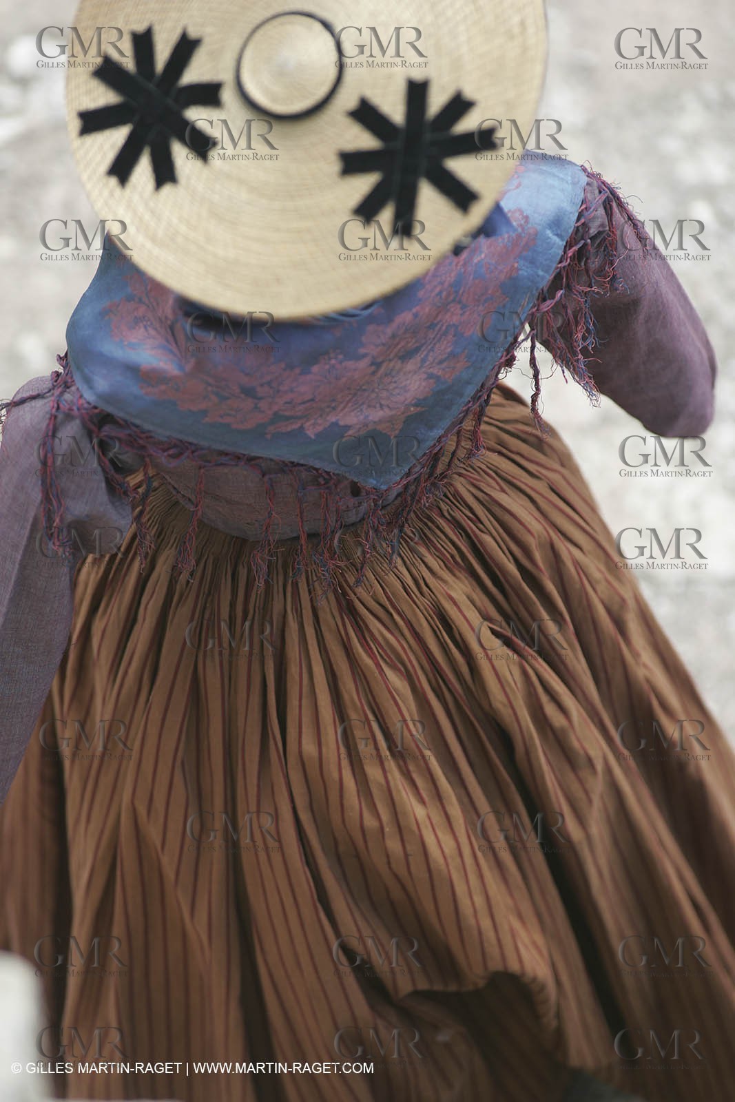 Mai 2004 - La Tour d'Aigues (FRA, 84) Costumes anciens pour l'exposition Femmes du Midi