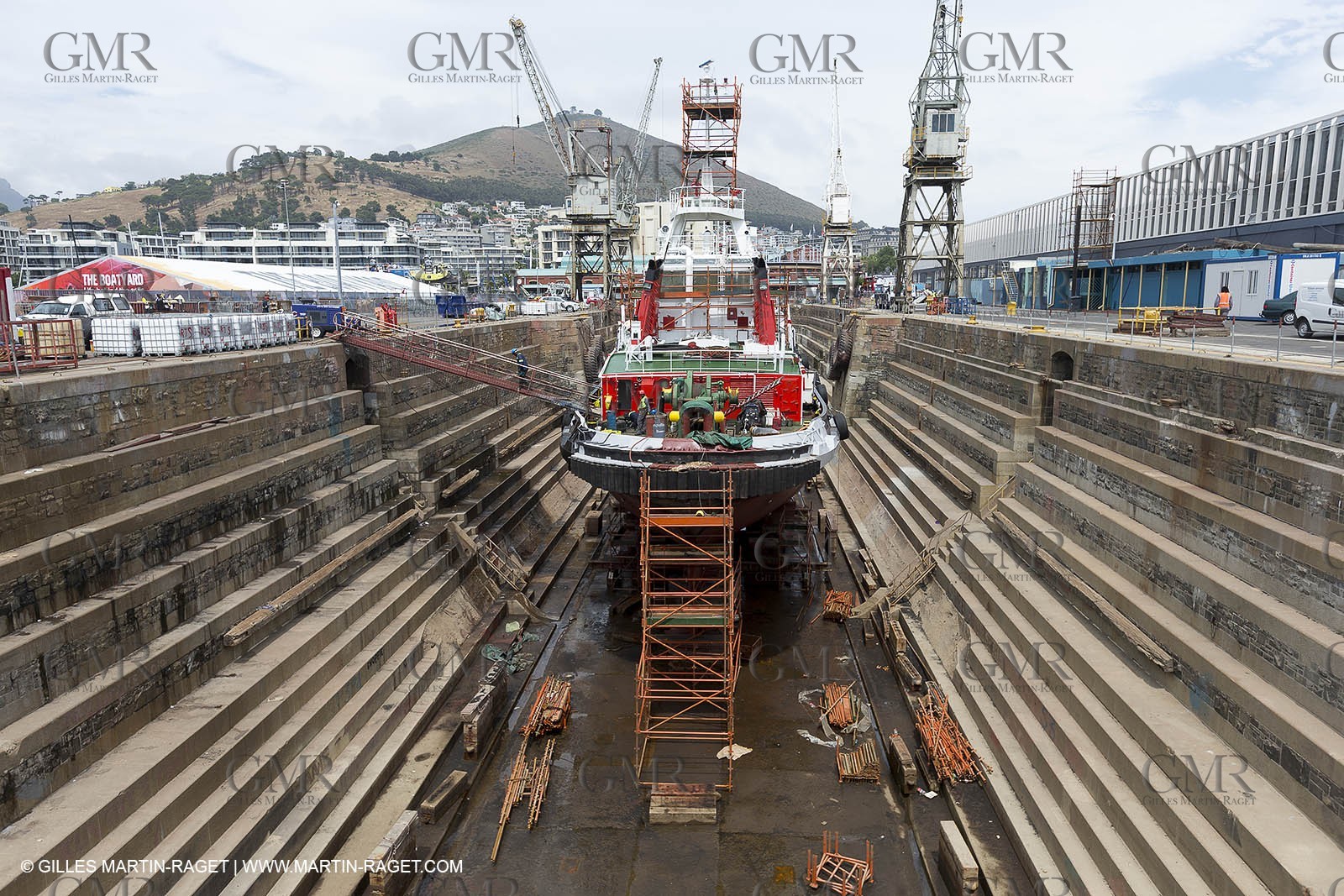 08 11 2014, Capetown (ZAF), Volvo Ocean Race 2014-15, Team Alvimedica, Nursing the boat