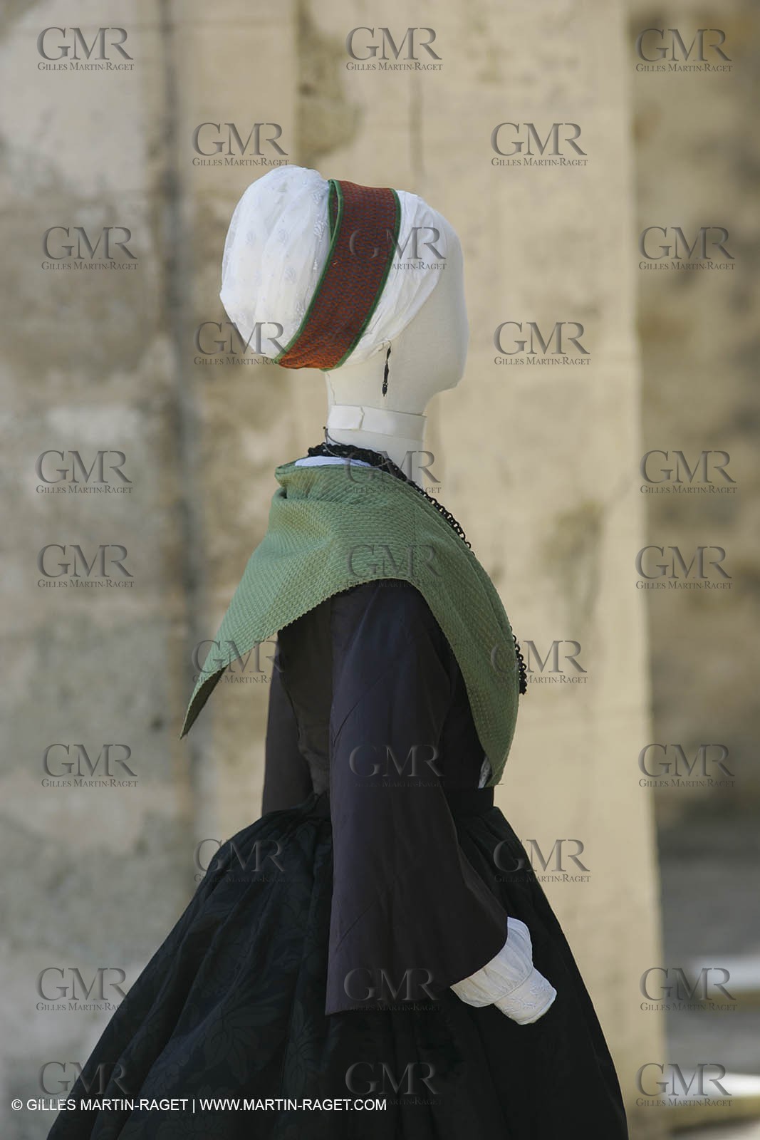Mai 2004 - La Tour d'Aigues (FRA, 84) Costumes anciens pour l'exposition Femmes du Midi