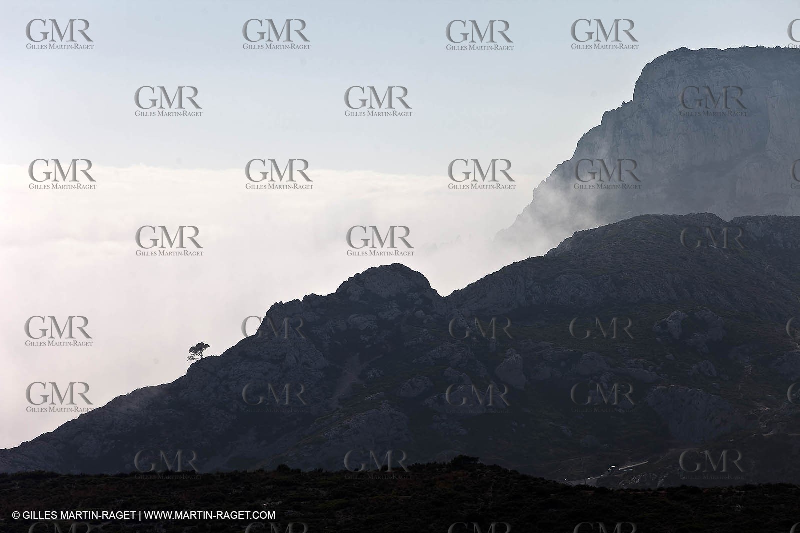 06 08 09 - Marseille - La neble - Brouillard sur les calanques et îles de Marseille