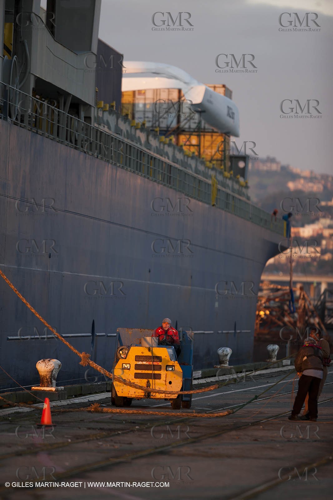 01 03 2011 - San Frnacisco (USA,CA) - Operations portuaires - détails de navires - déchargement de navire - containers