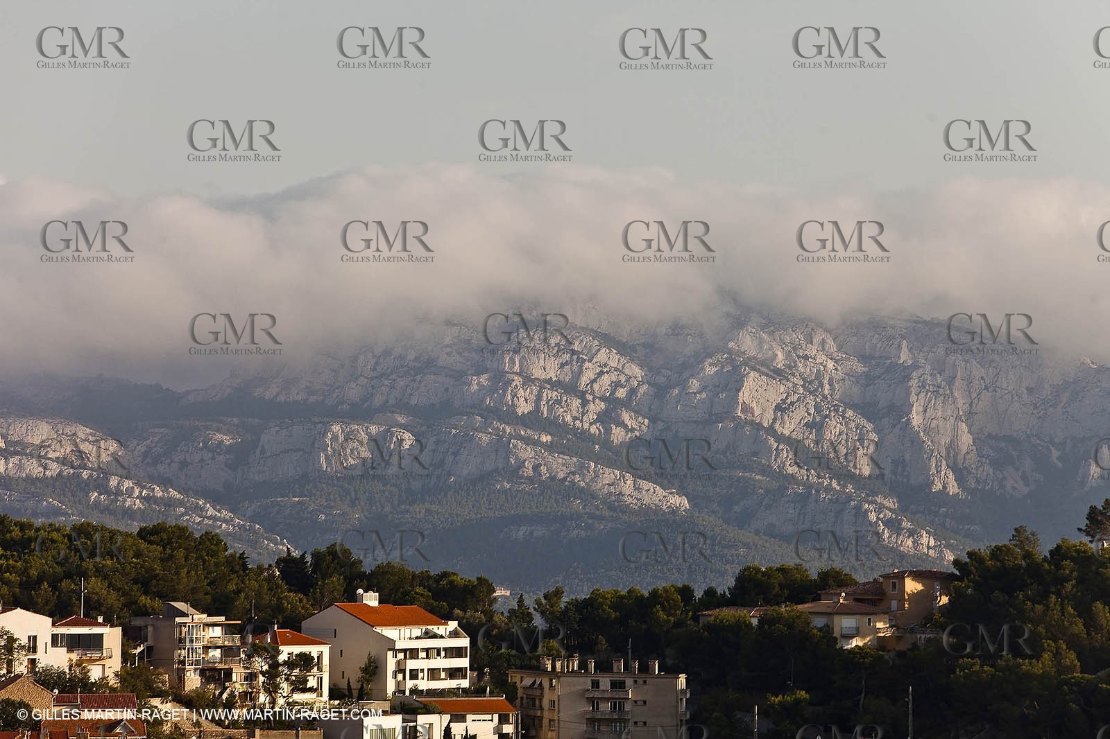 06 08 09 - Marseille - La neble - Brouillard sur les calanques et îles de Marseille