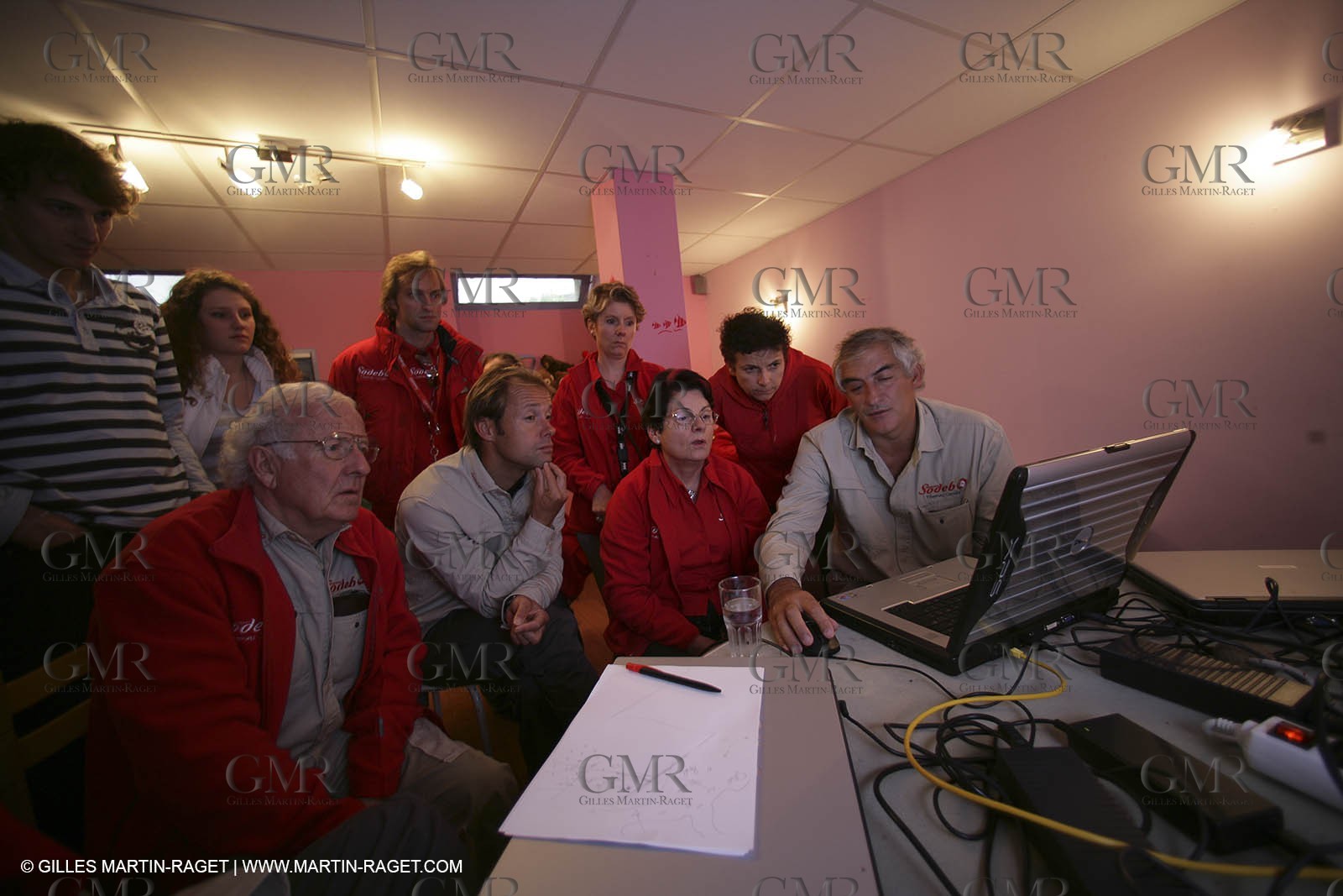 27 10 2006 - Saint Malo (FRA) - Route du Rhum 2006 - Thomas Coville (Sodeb'O) preparing the start with his sponsors and his team