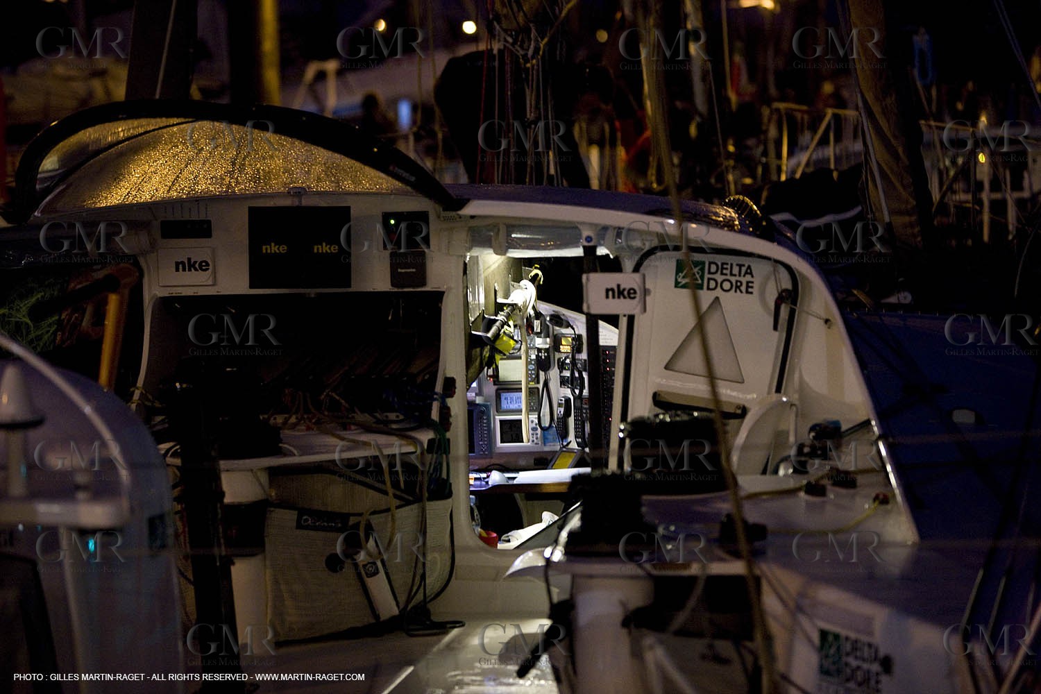 03 11 2008 - Les Sables d'Olonne (FRA,85) - Vendée Globe 2008 - Dockside ambiances - last moments with friends and family before the start