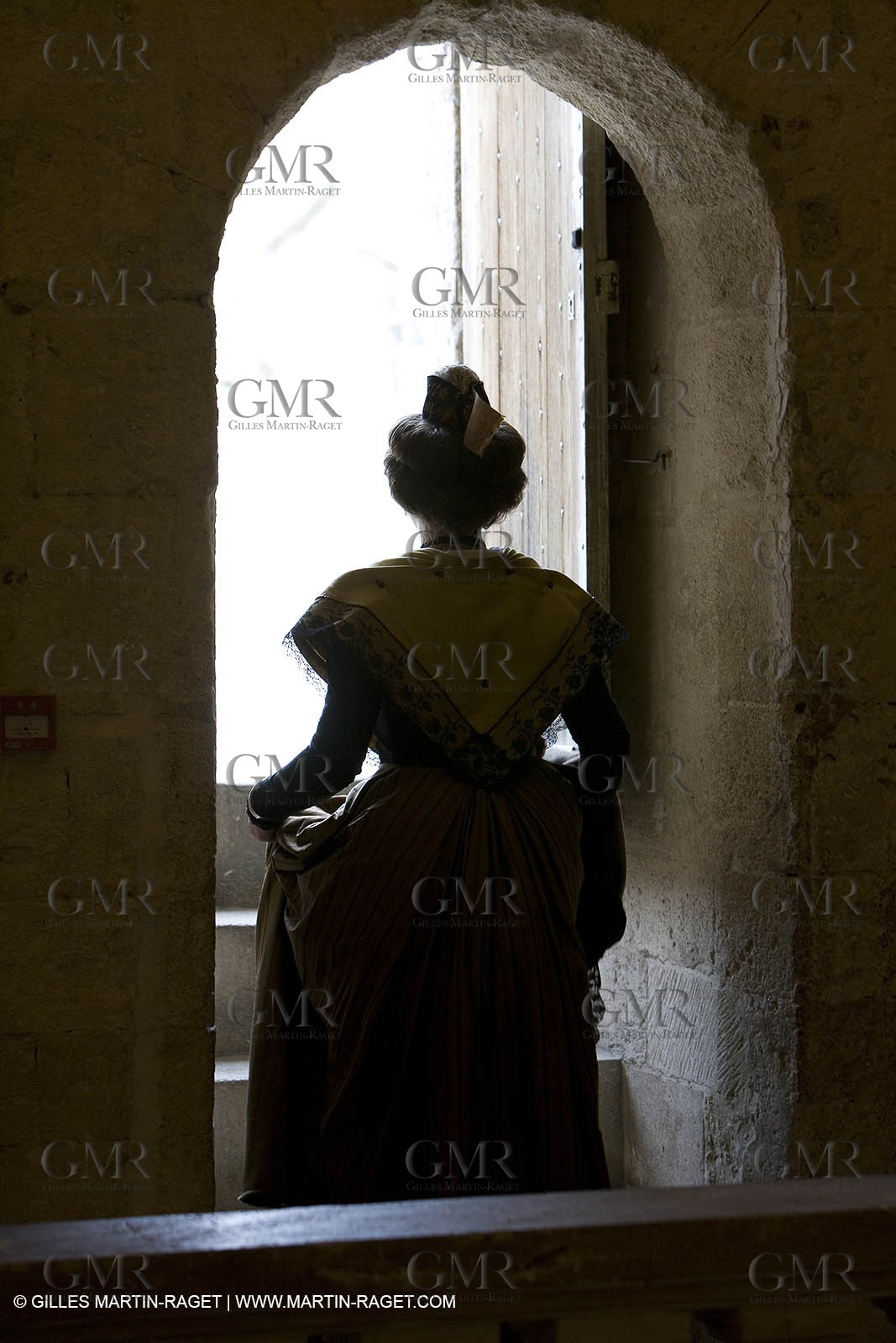 04 03 2007 - Arles - Queen of Arles and her assistants - winter costume trials