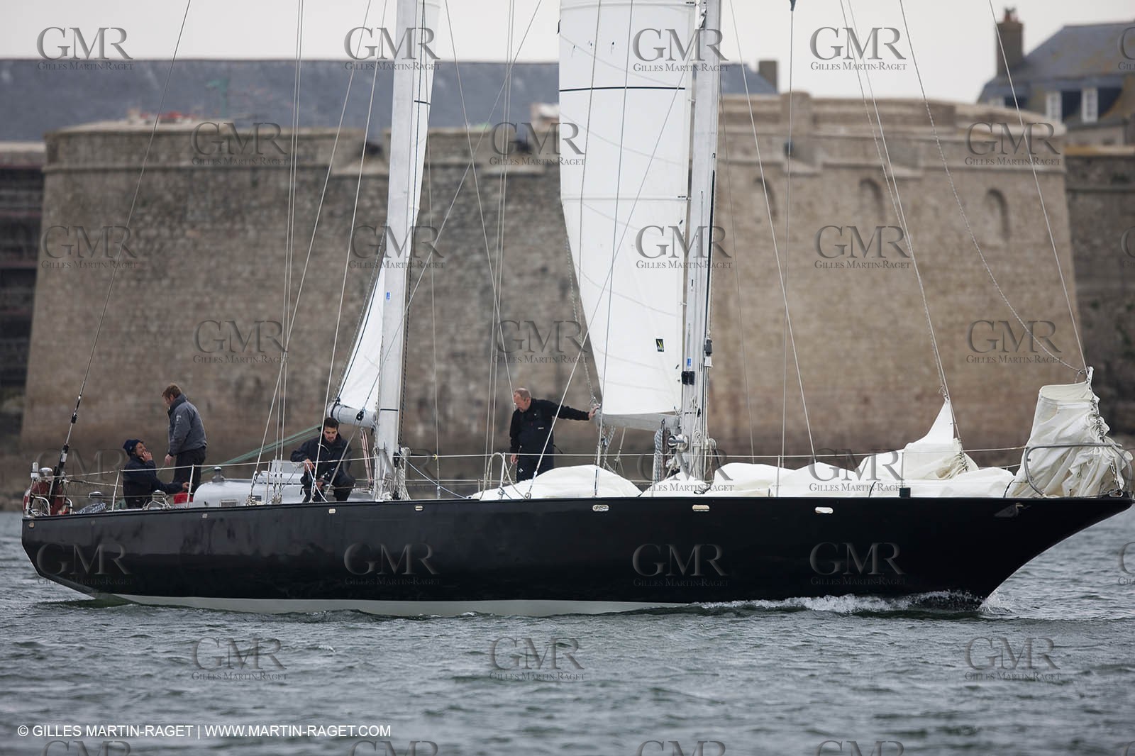 19 05 2010- Lorient- (FRA,56)  -  Pen Duick III devant Port Louis