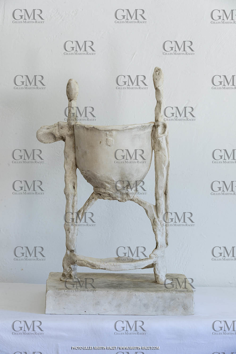12 07 2020, St Rémy de Provence (FRA, 13) Oeuvre Germaine Richier, Fonts Baptismaux, moyen, 1957, plâtre original, Collection particulière