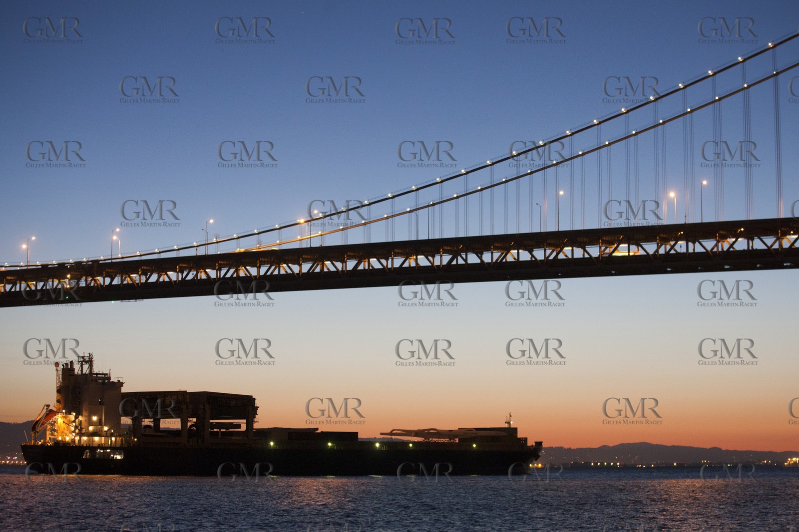 28 02 2011 - San Francisco (USA, CA) - USA 17 arrival in San Francisco - Star ISfjord passin under Oakland Bay Bridge