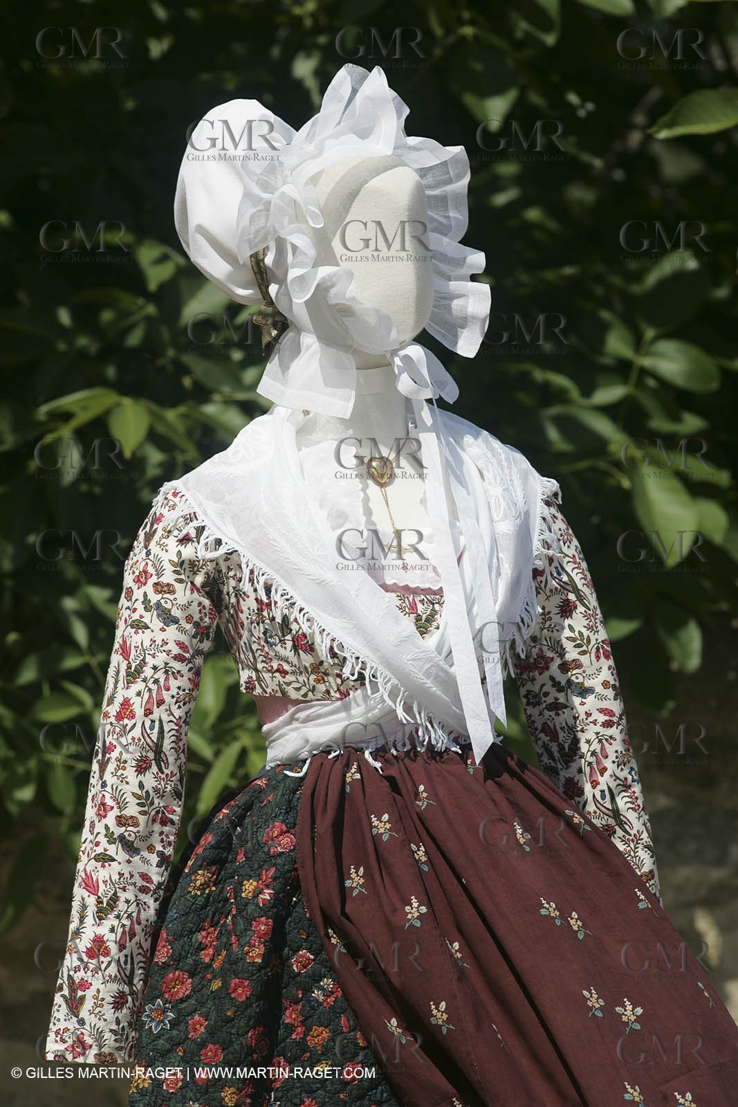 May 2004 - La Tour d'Aigues (FRA, 84) - Old costumes for women of the South exhibition
