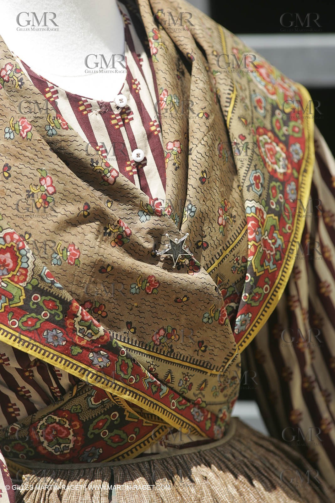 Mai 2004 - La Tour d'Aigues (FRA, 84) Costumes anciens pour l'exposition Femmes du Midi