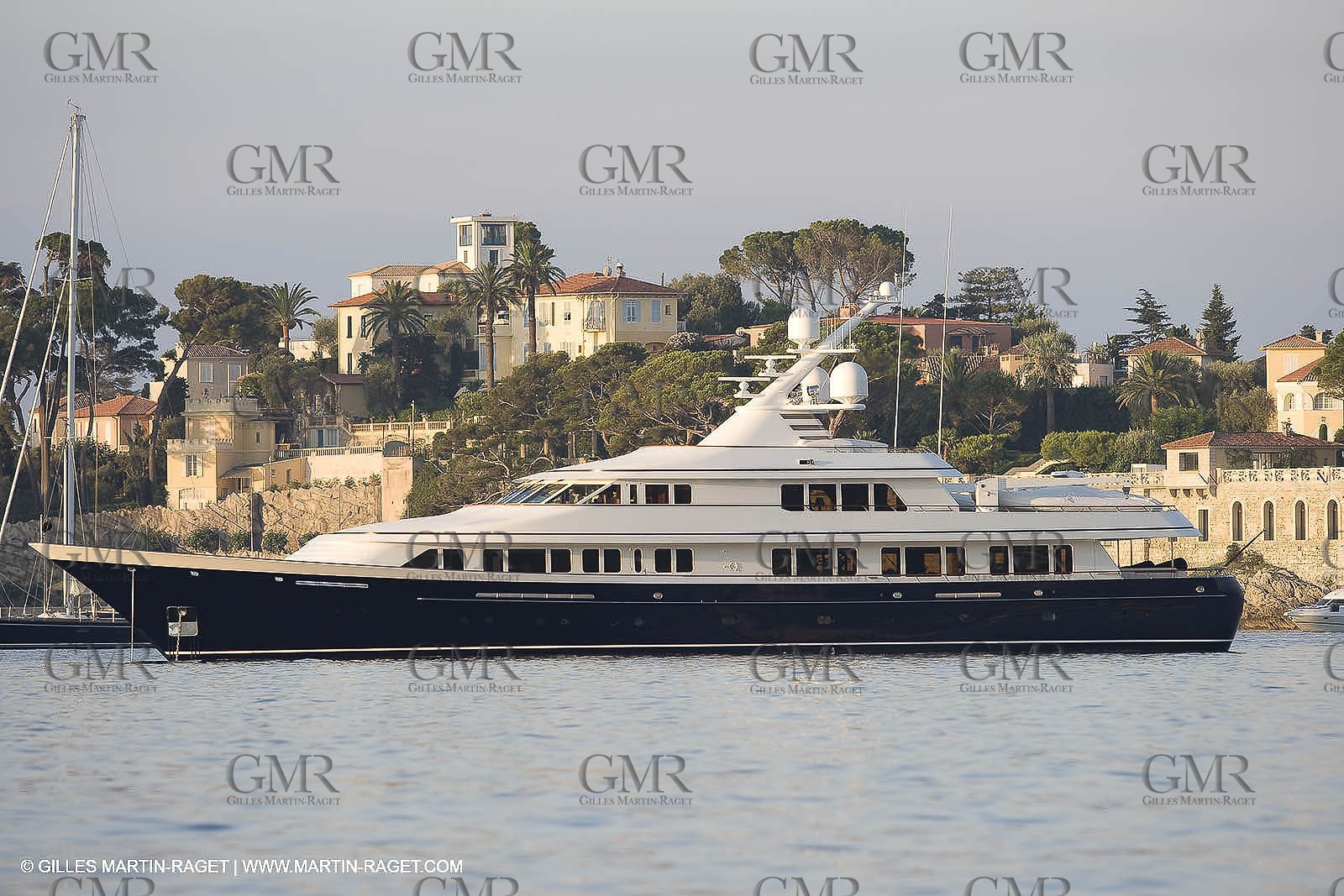28 07 2007 - St Jean Cap Ferrat - SuperYachts - Motor Yachts - Hampshire