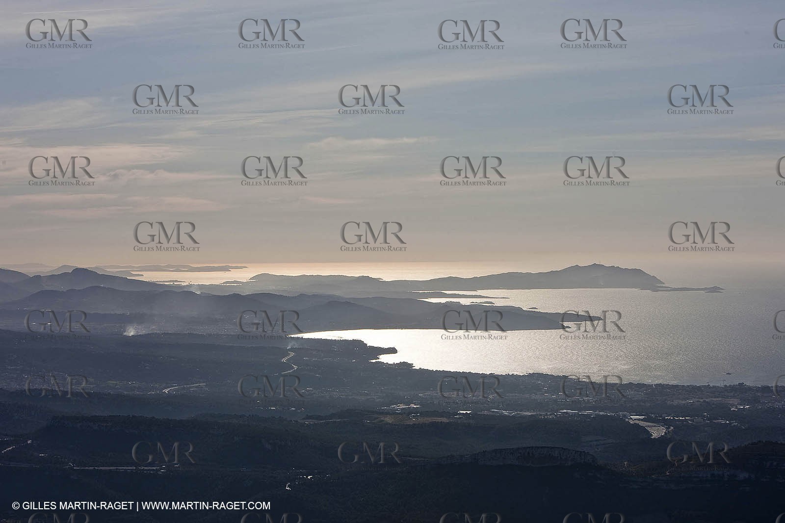 11 03 2009 - Marseille (FRA, 13) - Coast of Provence from Hyères islands (far left) to la Ciotat bay (foregroung right)