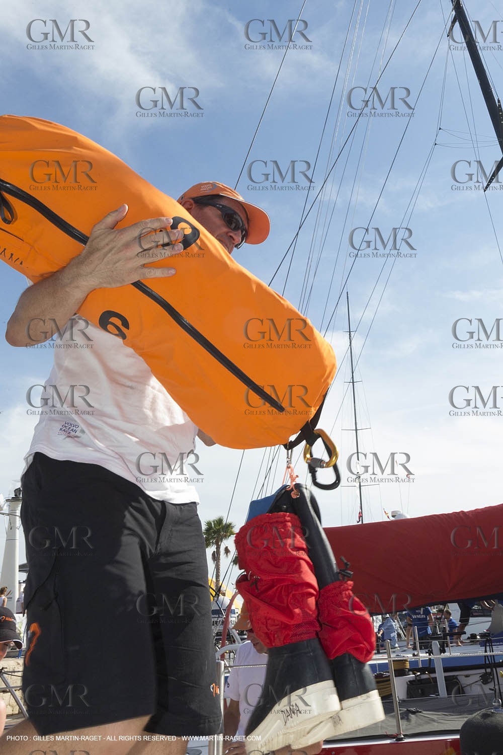 10 10 2014, Alicante (ESP), Volvo Ocean Race 2014-15, Team Alvimedica, final loading