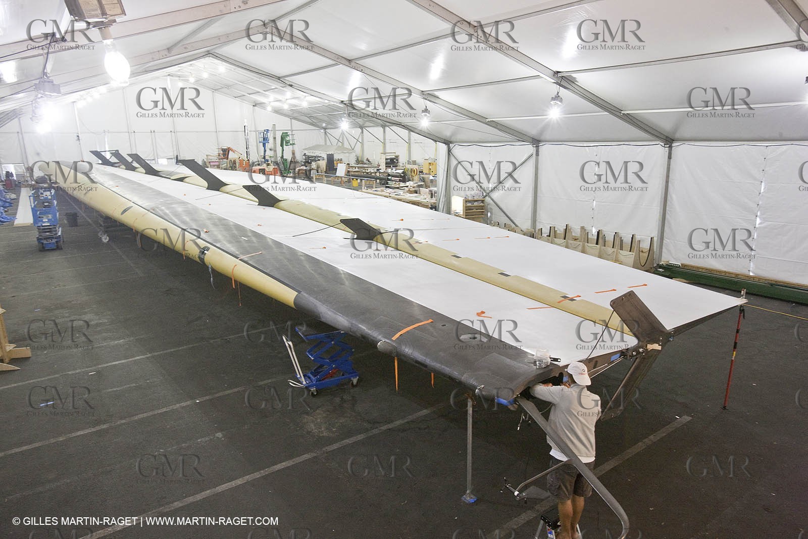 08 11 2009 - San Diego (USA, CA) - 33rd America's Cup - BMW ORACLE Racing - Wing revealed