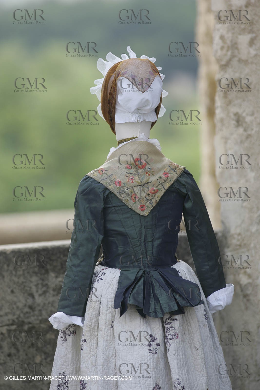 May 2004 - La Tour d'Aigues (FRA, 84) - Old costumes for women of the South exhibition