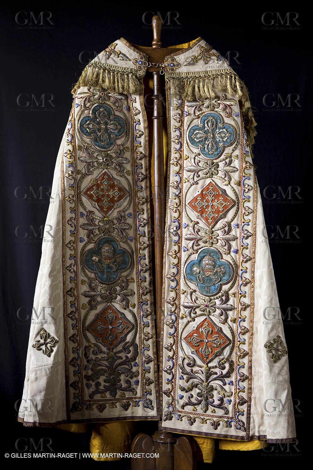 04 02 2013 - Marseille(FRA,13), Notre Dame de la Garde, liturgical clothing