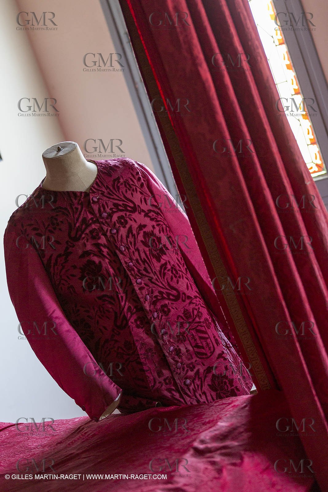 31 10 2013 - Ansouis (FRA,84) - Ansouis castle - Costumes of the exhibit Men costumes