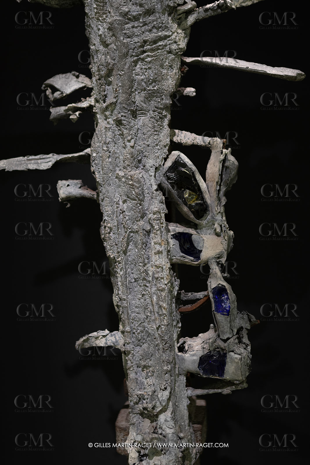 28 02 2023, Paris (FRA), oeuvre de Germaine Richier, Exposition Centre Pompidou - Musée Fabre 2023,  La Croix avec verres de couleurs 1953, Plomb avec verres colorés jaune et bleu, Pièce unique, 210 x 161,5 x 75 cm, Collection famille Germain Richier