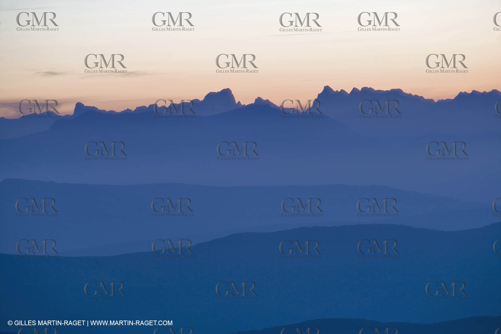 01 09 2007 - sommet du Mont Ventoux (FRA, 84) - Vue vers le nord vers la Haute Provence et les Alpes du Sud (Massuf de l'Oisans)