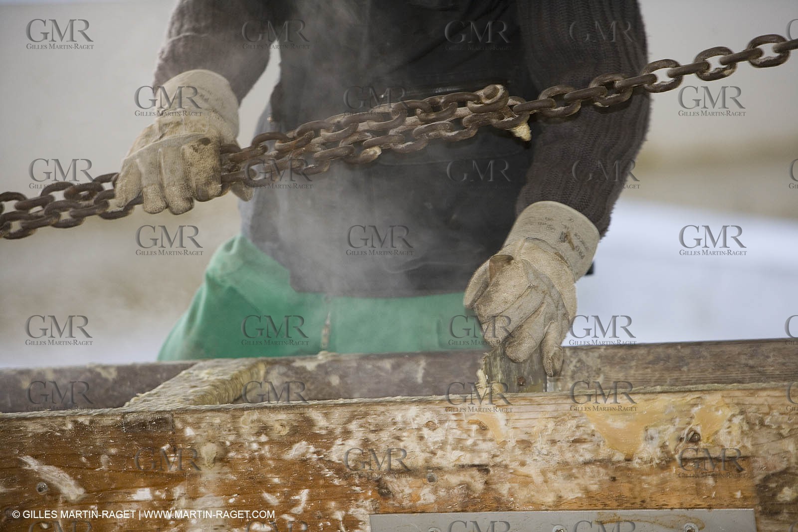 01 02 2007 - Salon de Provence - Fabrication traditionelle du savon de Marseille aux savonneries Marius Fabre - Coulée dans les bacs**01 02 2007 - Salon de Provence - Traditional soap of Marseille making at Marius Fabre soap maker - soap sent in open tanks