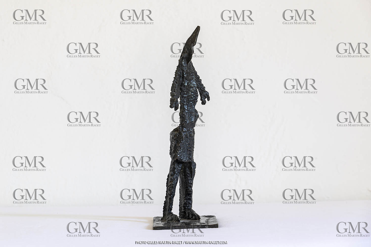 12 07 2020, St Rémy de Provence (FRA,13), Oeuvre de Germaine Richier, Guerrier n° 15 1955, Bronze patiné foncé, Numéroté 3 8, Fondeur : C. Valsuani, Paris, 27 x 9 x 12,5 cm, Collection famille Germaine Richier