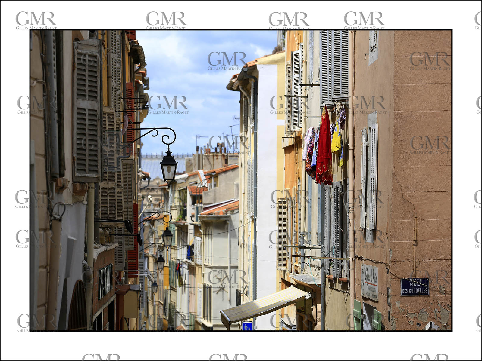 Produit : Tirage photo réalisé par nos soins sur imprimante jet d'encre professionnelle Epson à partir de 8 encres ultrachrome inaltérables (label Digigraphie).Formats au choix : . 30x40 cm. 50x70 cm. 80x120 cm.Choix des papiers :. Papier standard brillant 250 gr., filet noir, marge blanche, tirage non signé. Papier haut de gamme satiné 290 gr. filet noir, marge blanche, tirage vérifié et signé par l'auteur.. Autres supports (canvas, acrylique, dibond) sur demandeConditionnement : tube cylindrique renforcé.Options pour l'expédition : . colissimo + dépôt boîte aux lettres (France uniquement). Colissimo avec signature à réception. Transporteur express (2 jours ouvrés) avec signature à réceptionCliquez sur caddie pour sélectionner votre formule et démarrer la procédure de commande en ligne