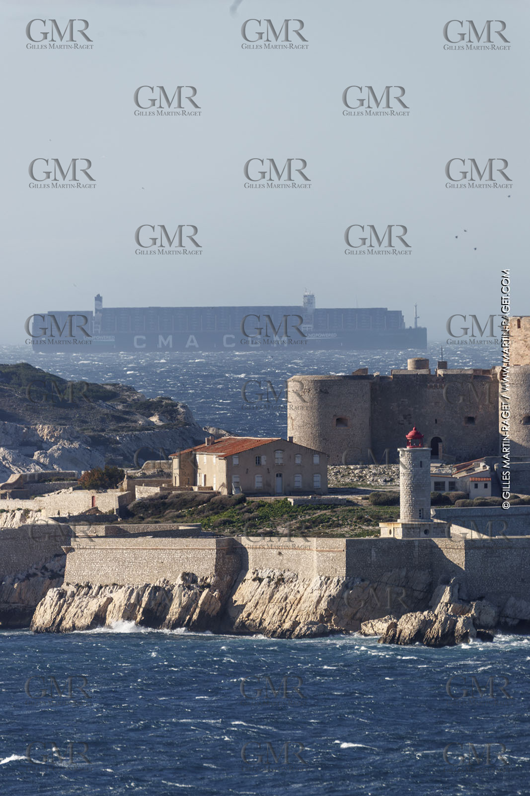 14 12 2023, Marseille (FRA), arrivée du Palais Royal, porte container armé par la CMA CGM, navire de 400 mètres de long, 67 mètres de large, qui transporte 23 000 conteneurs avec propulsion au GNL