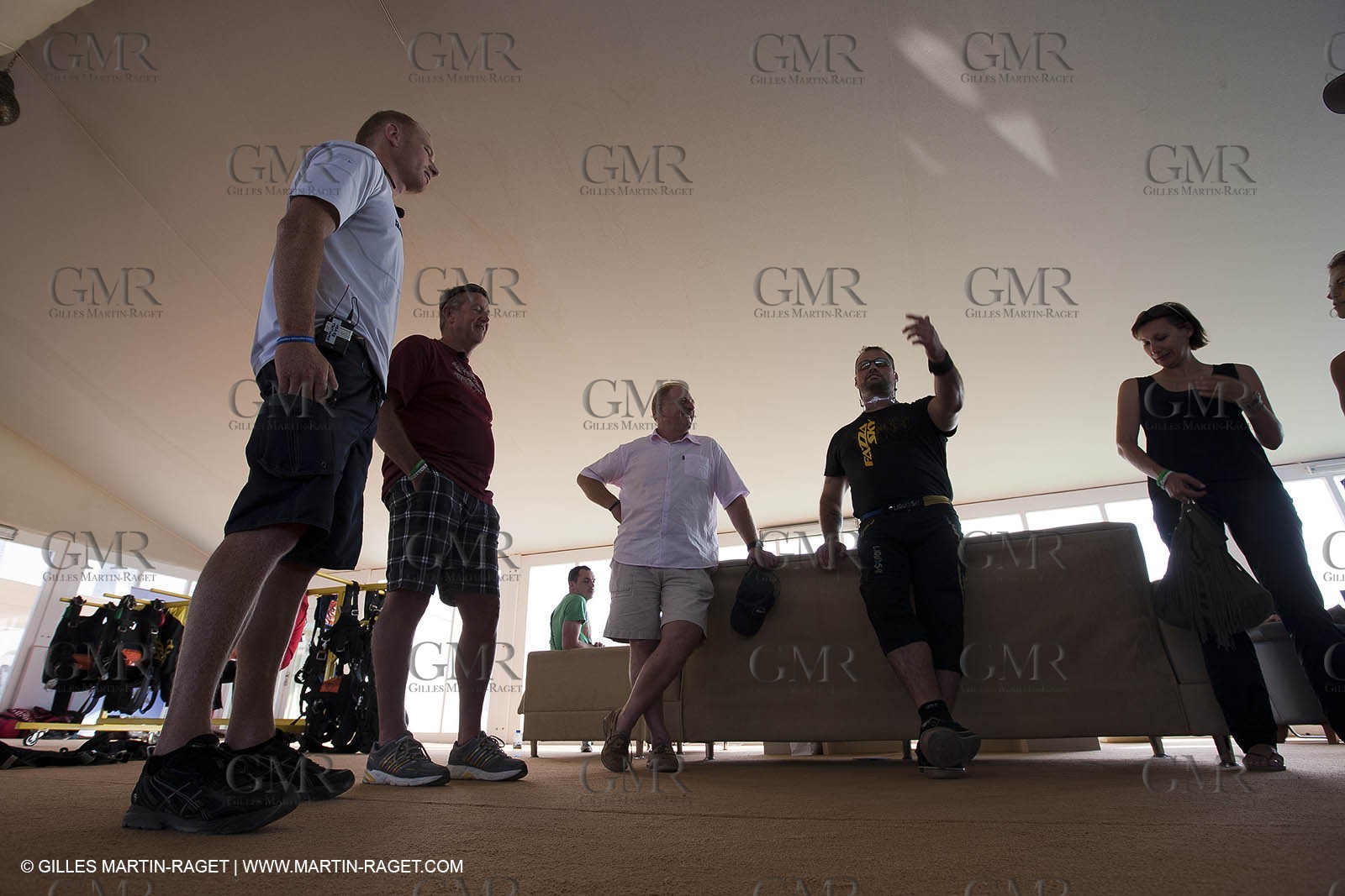 21 11 2010 - Dubai (UAE) - Dubai Louis Vuitton Trophy -  - Day off - James Spithill and Peter Lester go paragliding