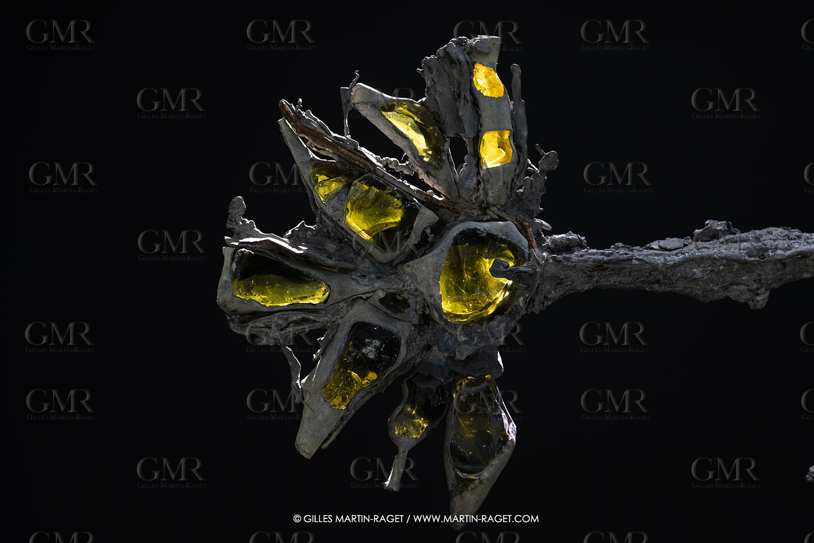 28 02 2023, Paris (FRA), oeuvre de Germaine Richier, Exposition Centre Pompidou - Musée Fabre 2023,  La Croix avec verres de couleurs 1953, Plomb avec verres colorés jaune et bleu, Pièce unique, 210 x 161,5 x 75 cm, Collection famille Germain Richier