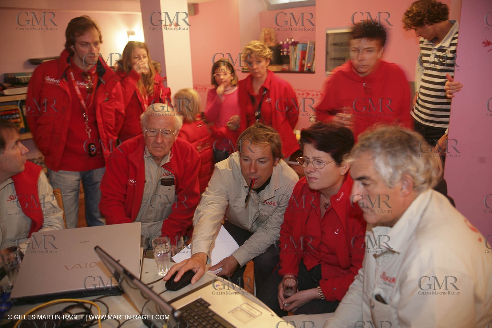 27 10 2006 - Saint Malo (FRA) - Route du Rhum 2006 - Thomas Coville (Sodeb'O) preparing the start with his sponsors and his team