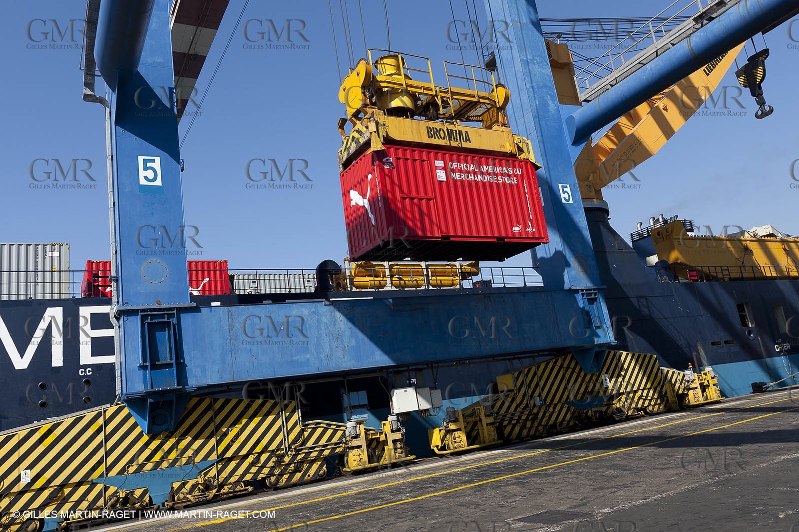 02 03 2012 - Naples (ITA) - 34th America's Cup - America's Cup World Series Naples 2012 - Cargo unloading