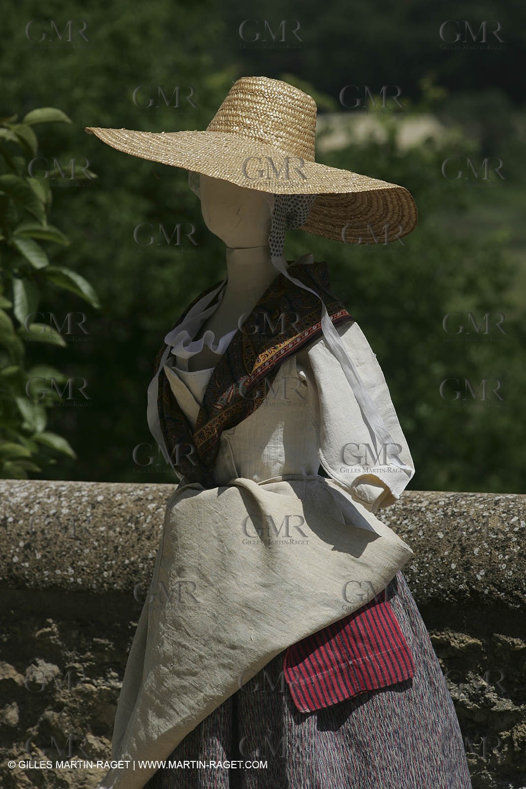 May 2004 - La Tour d'Aigues (FRA, 84) - Old costumes for women of the South exhibition