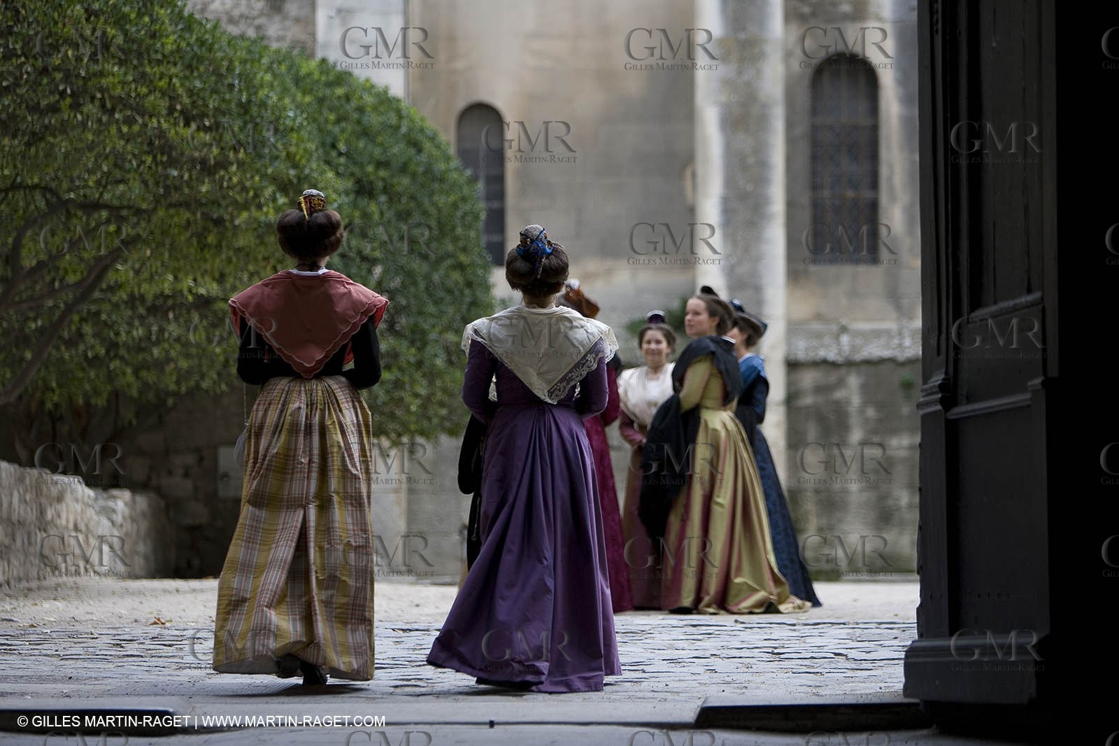 04 03 2007 - Arles - Queen of Arles and her assistants at cour de l'Archevêché