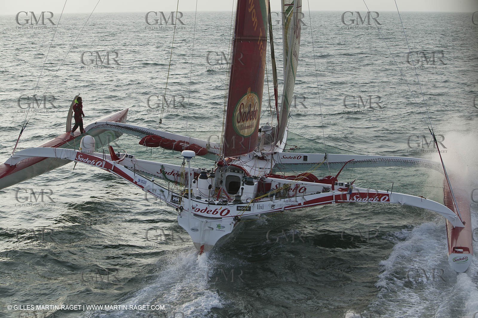 14 08 06 - Isle of Wight (UK) Thomas Civille bat le record du tour des îles britanniques à la voile à bpord de son trimaran Sodebo