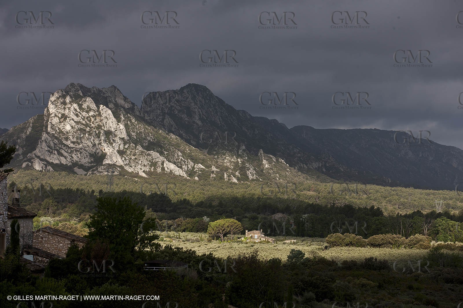 29 04 2012 - Eygalières (FRA, 13) - Chaîne des Alpilles vers Eygalières