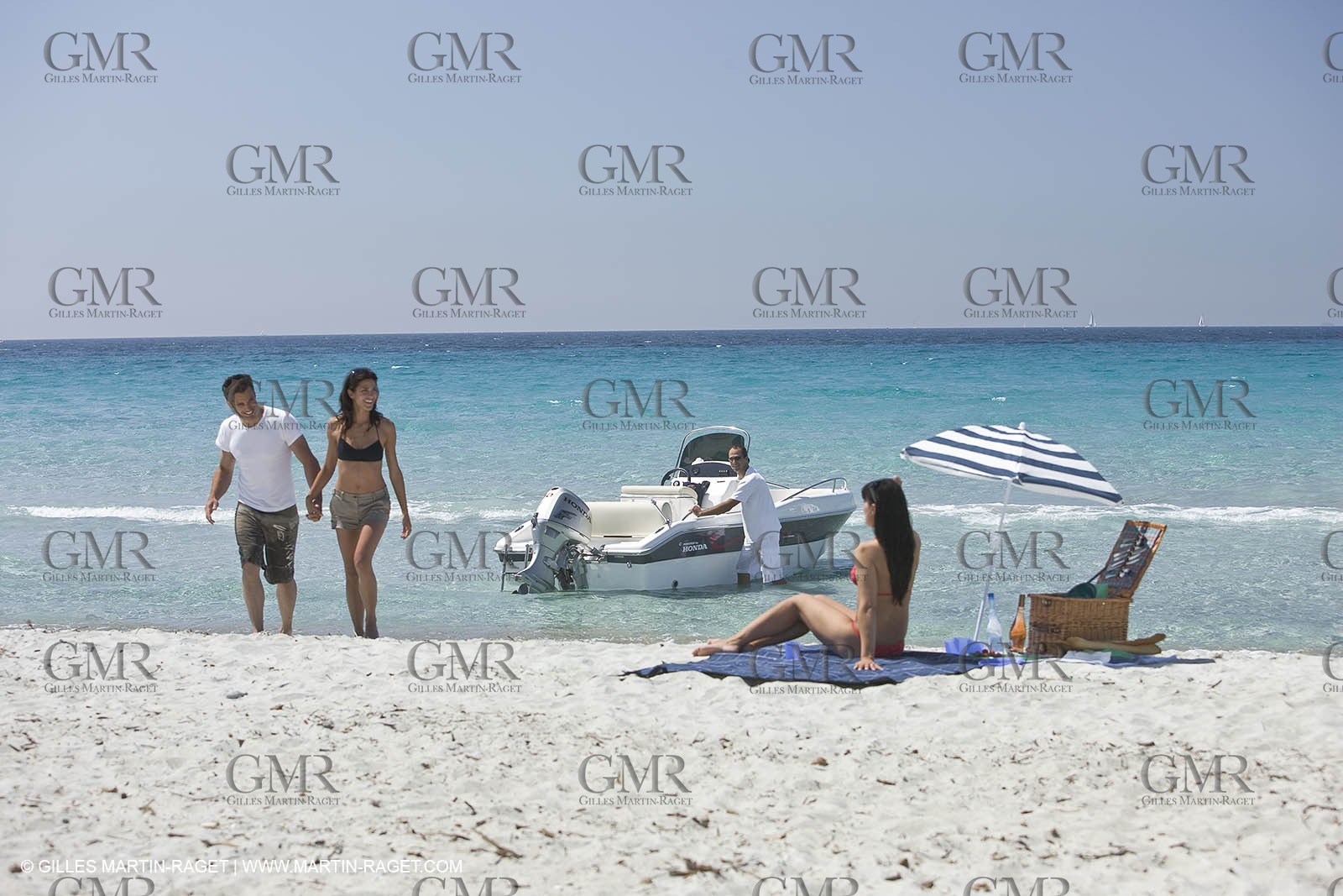 Bateau à Moteur au mouillage