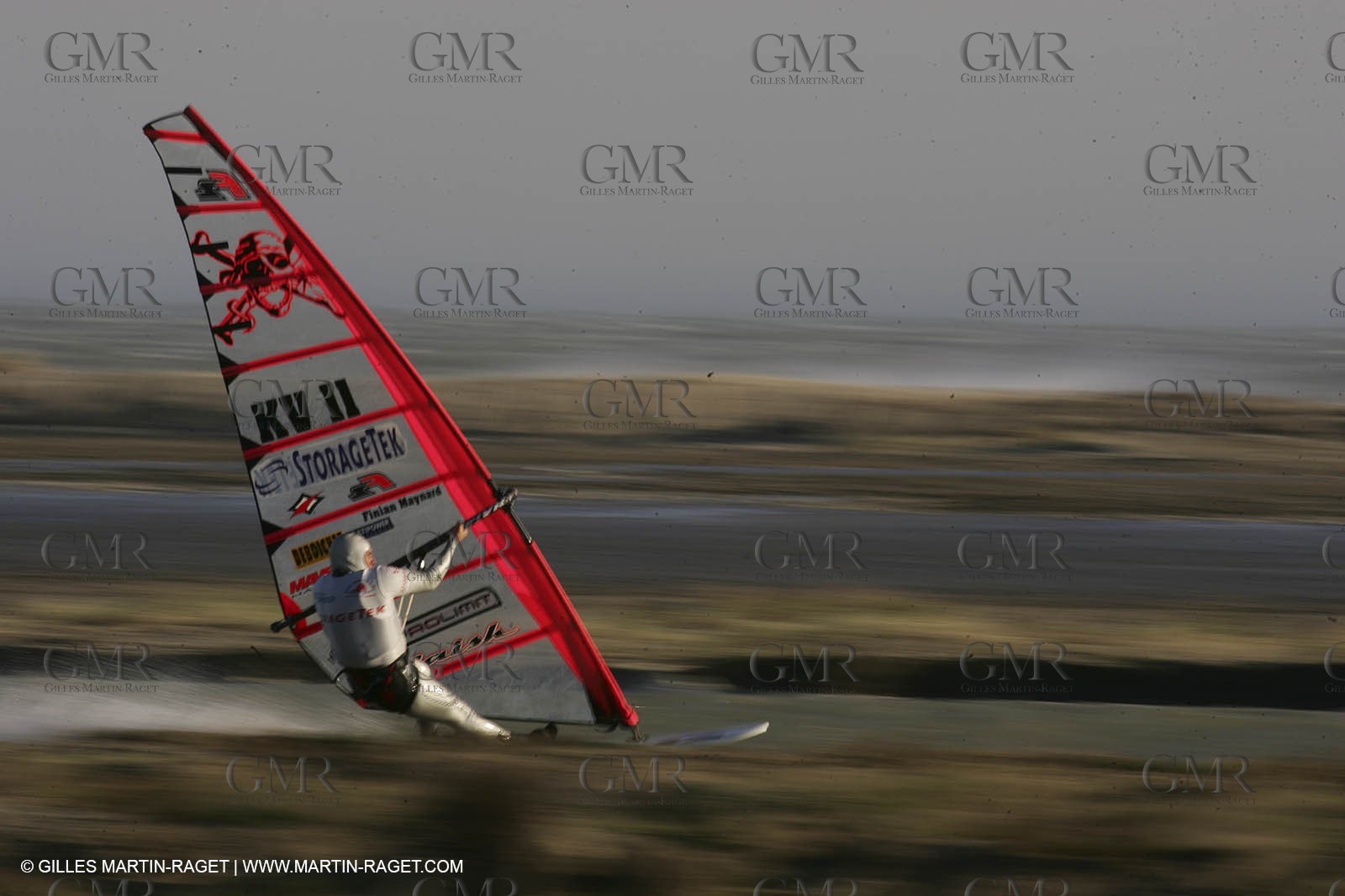 13 11 2004 - Les Saintes Maries de la mer (France) - Irish sailboarder Finian Maynard beat the overall sailing speed record with a run at 46,82 knts.
