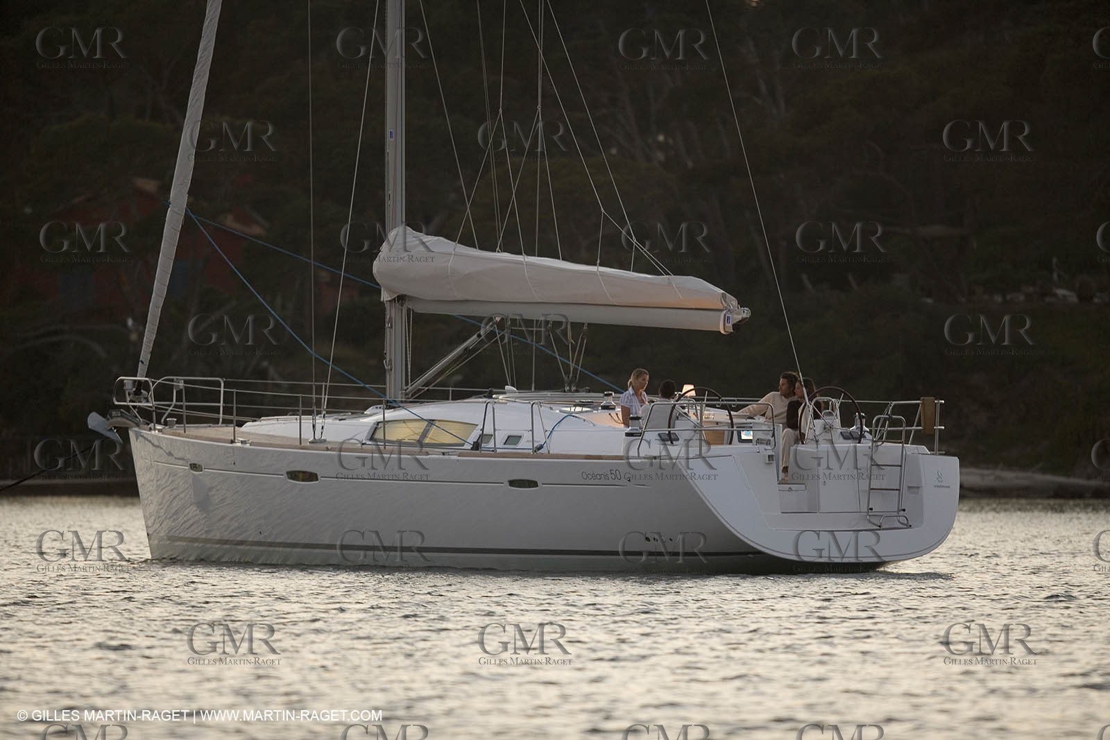 Monocoque de croisiere au mouillage