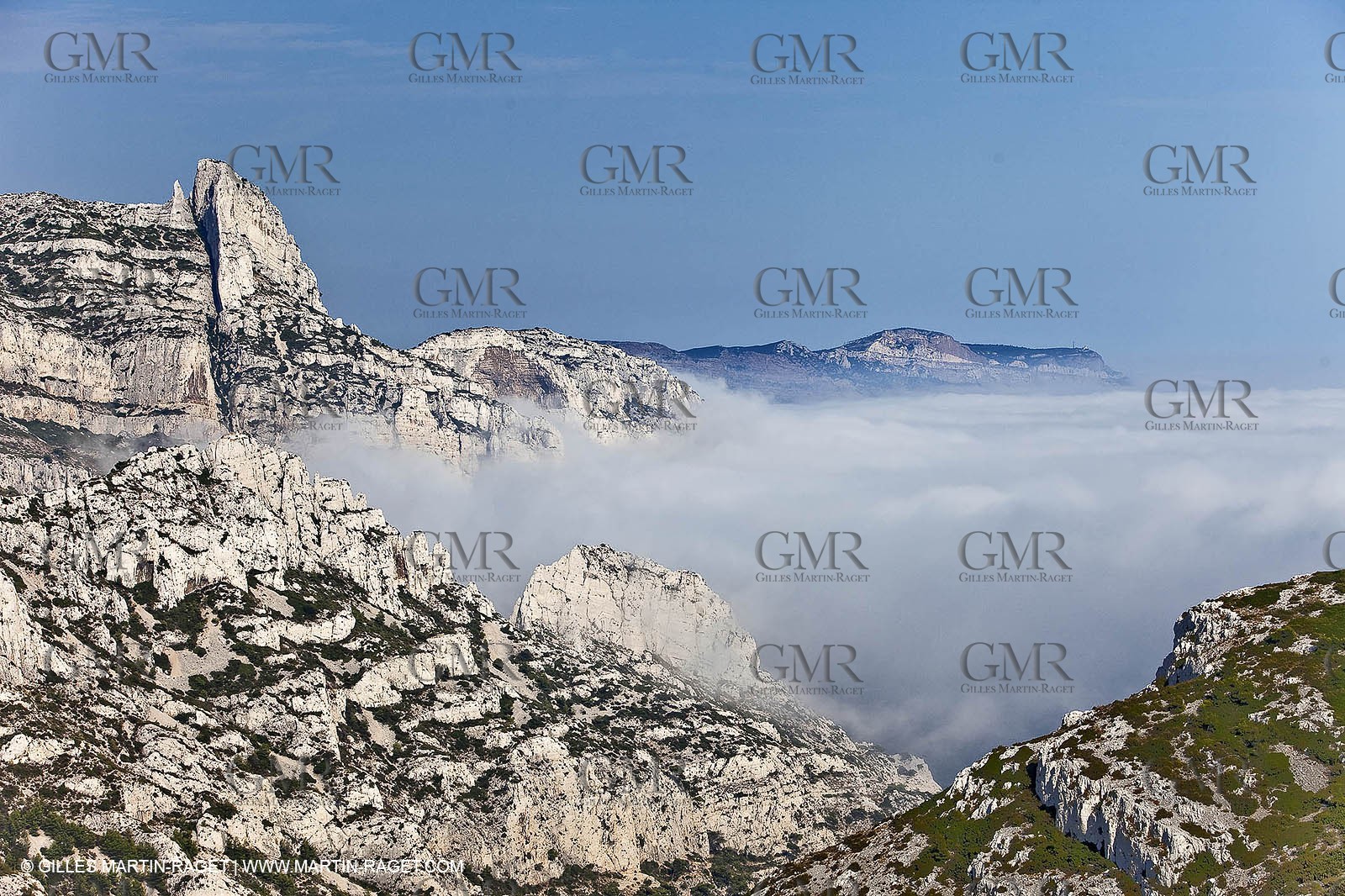 06 08 09 - Marseille - La neble - Brouillard sur les calanques et îles de Marseille
