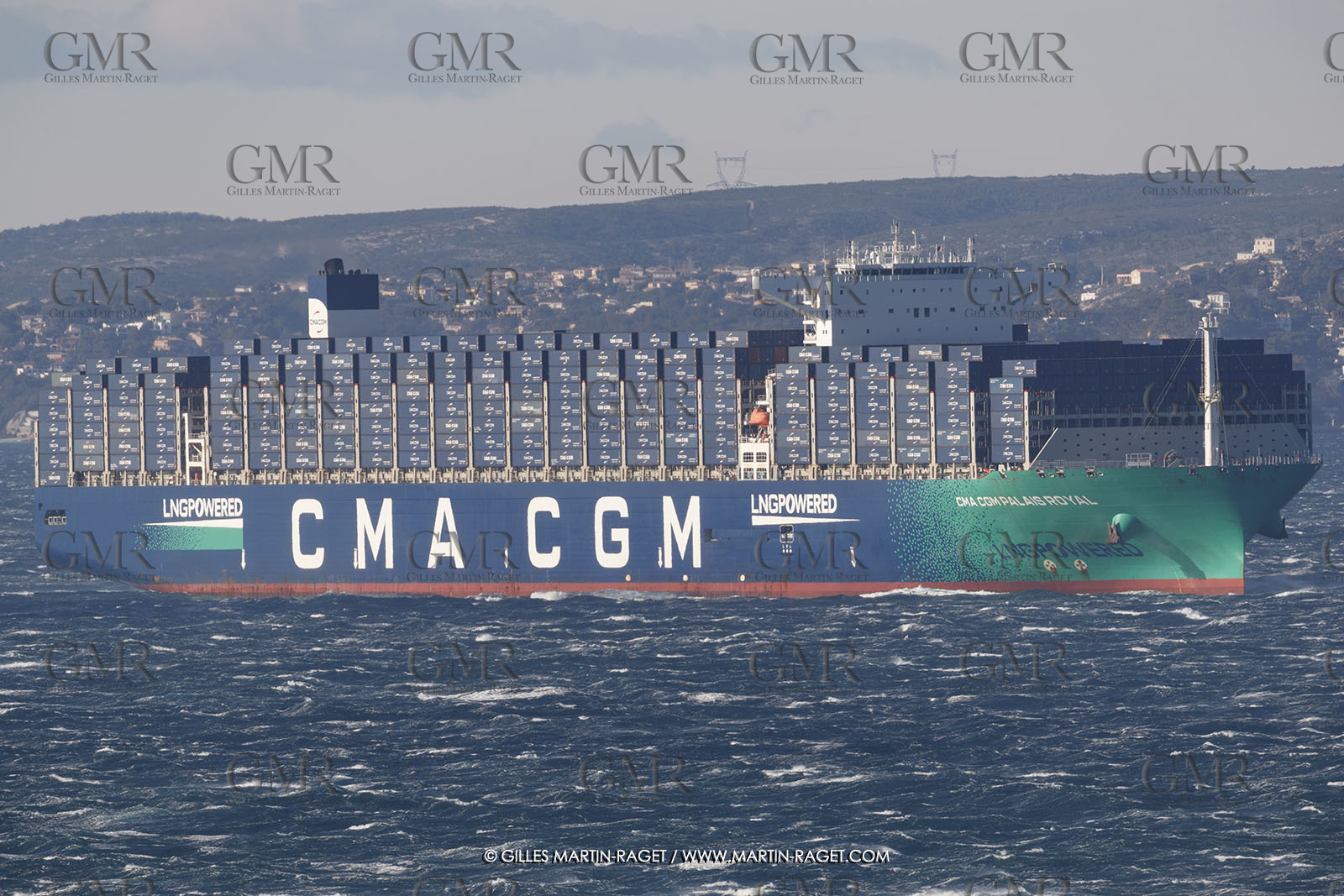 14 12 2023, Marseille (FRA), arrivée du Palais Royal, porte container armé par la CMA CGM, navire de 400 mètres de long, 67 mètres de large, qui transporte 23 000 conteneurs avec propulsion au GNL