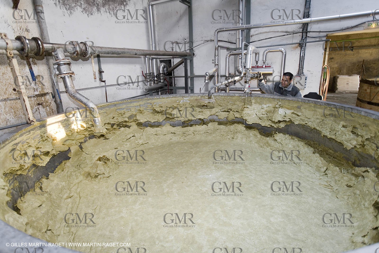 01 02 2007 - Salon de Provence - Fabrication traditionelle du savon de Marseille aux savonneries Marius Fabre - Cuve pleine de pâte à savon**01 02 2007 - Salon de Provence - Traditional soap of Marseille making at Marius Fabre soap maker - Tank full of soap