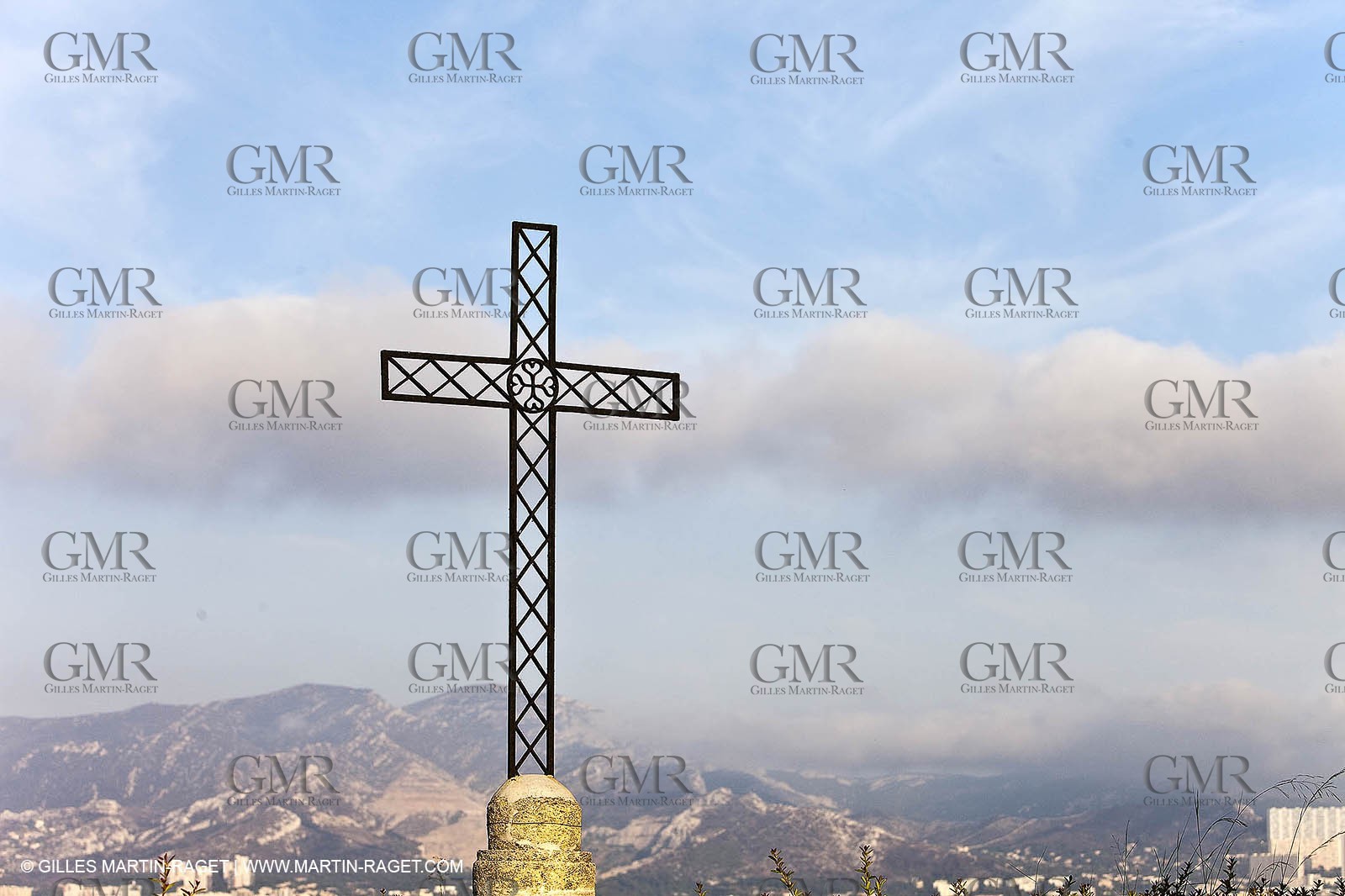 06 08 09 - Marseille - La neble - Brouillard sur les calanques et îles de Marseille