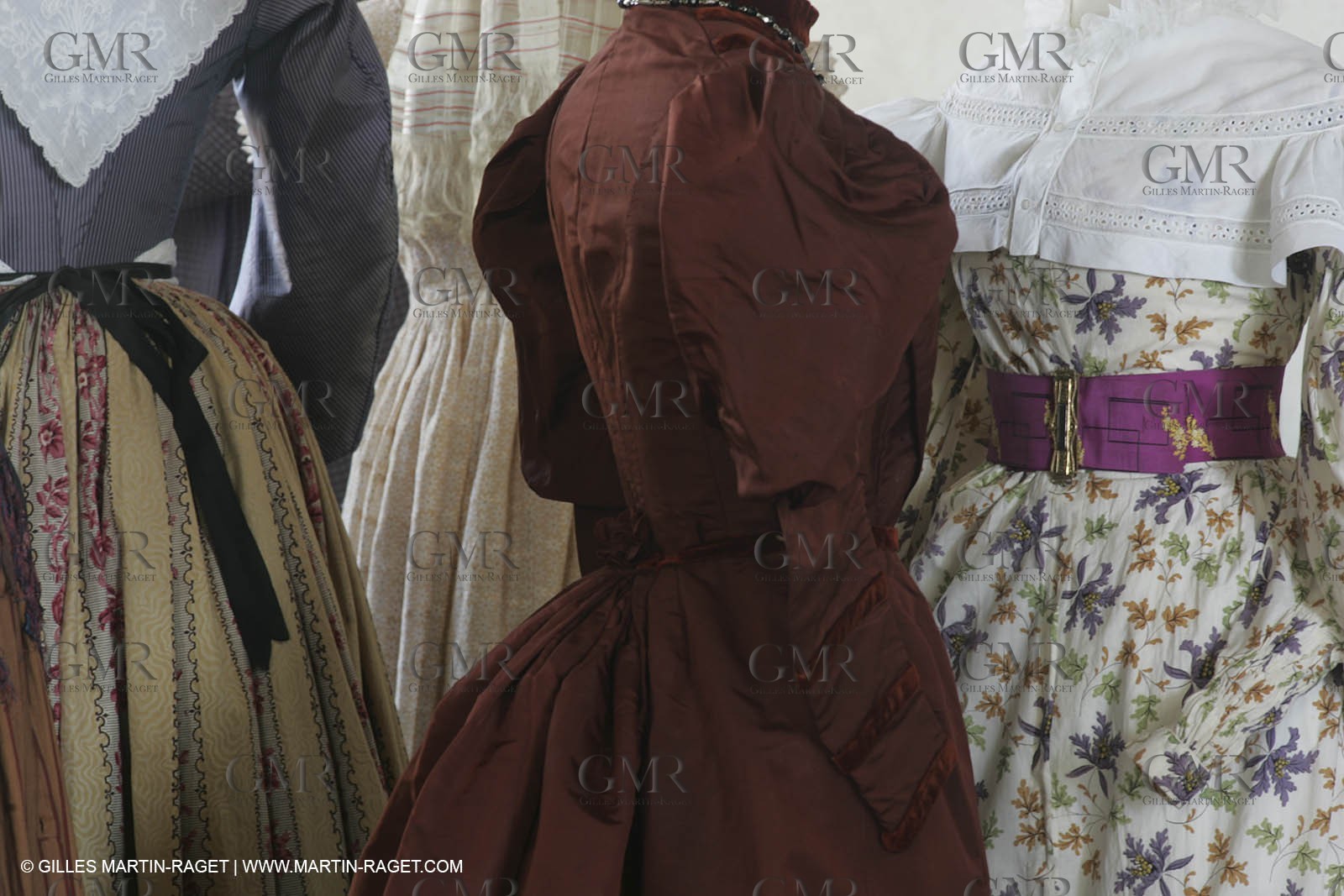 Mai 2004 - La Tour d'Aigues (FRA, 84) Costumes anciens pour l'exposition Femmes du Midi