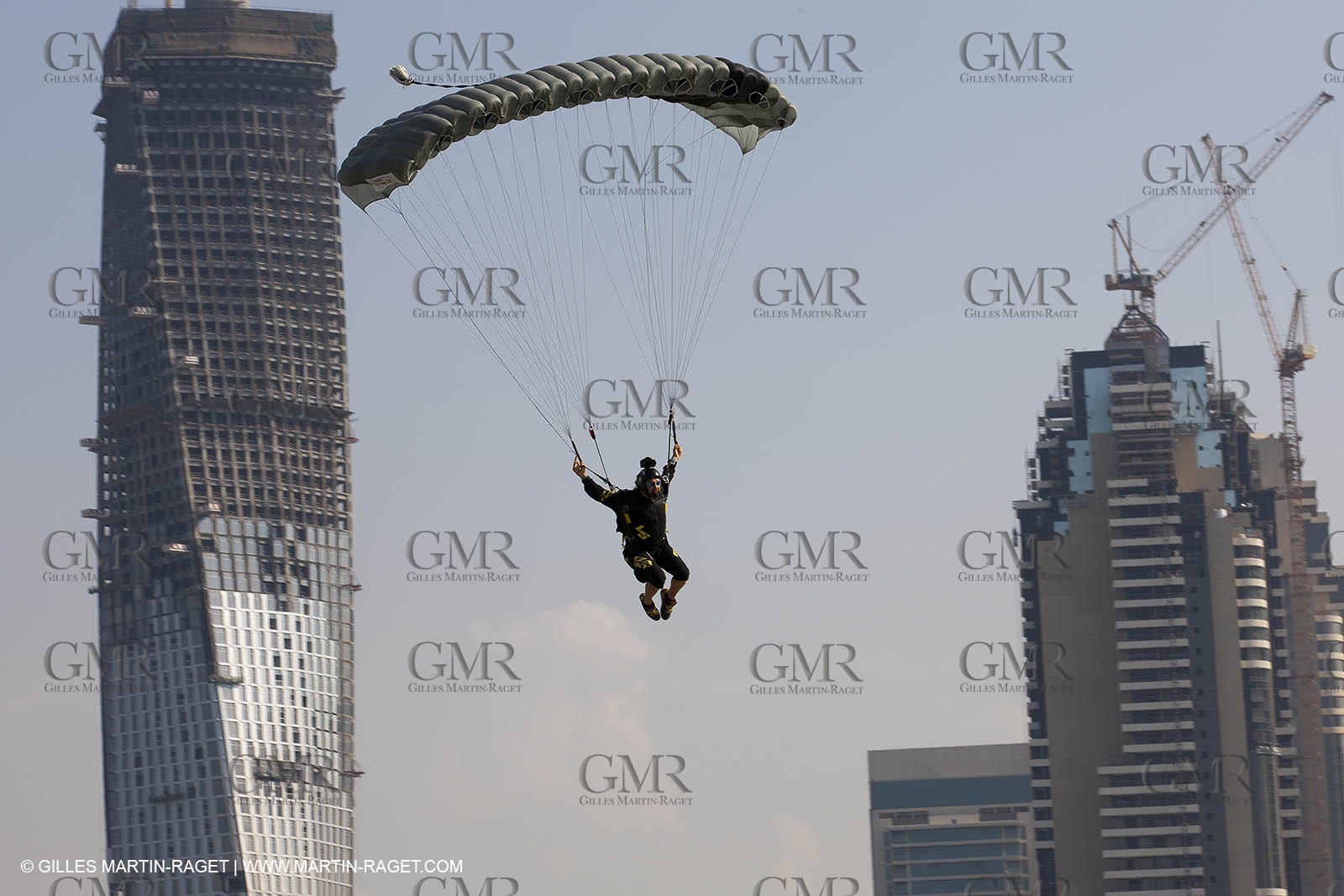 21 11 2010 - Dubai (UAE) - Dubai Louis Vuitton Trophy -  - Day off - James Spithill and Peter Lester go paragliding