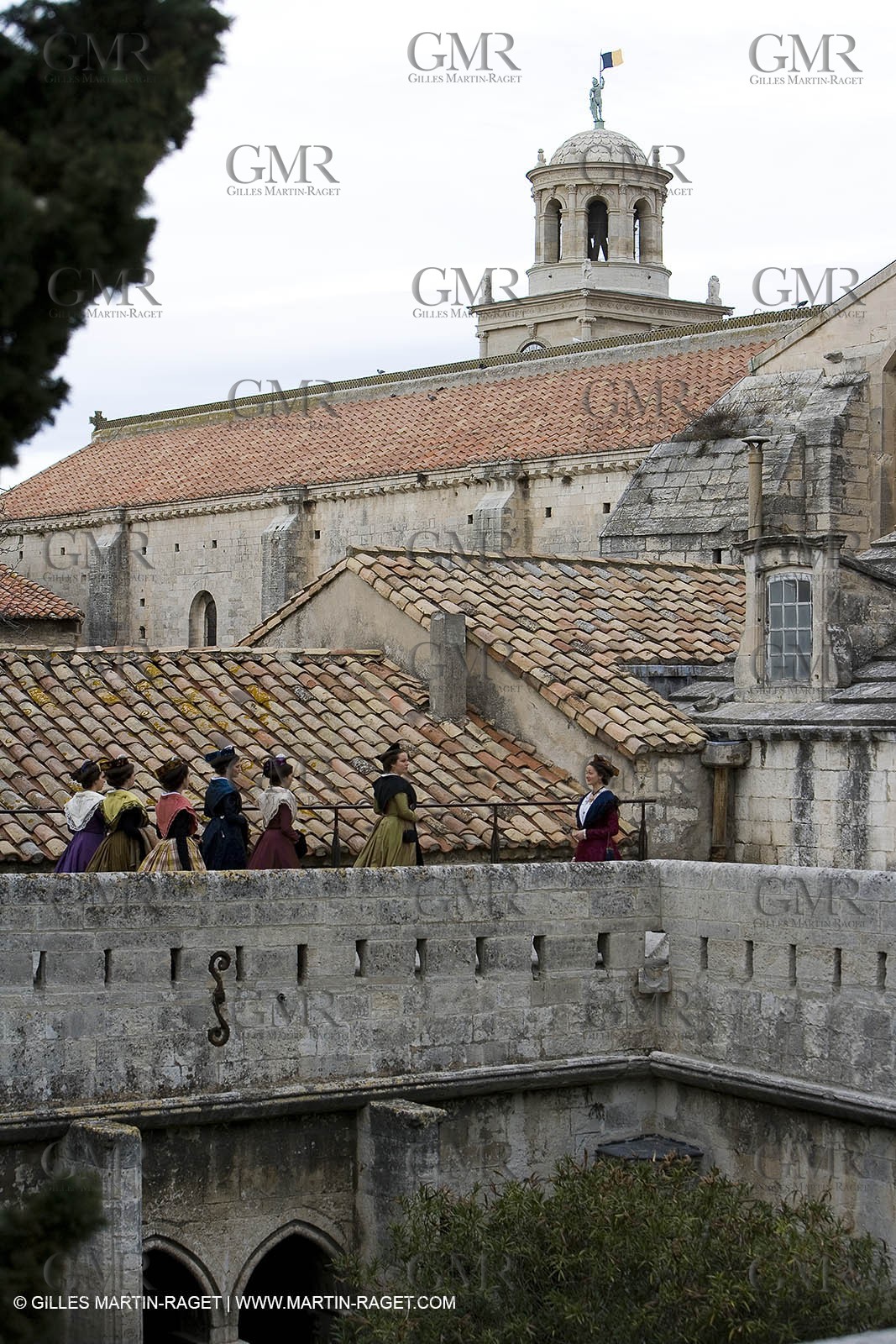 04 03 2007 - Arles - Queen of Arles and her assistants - winter costume trials