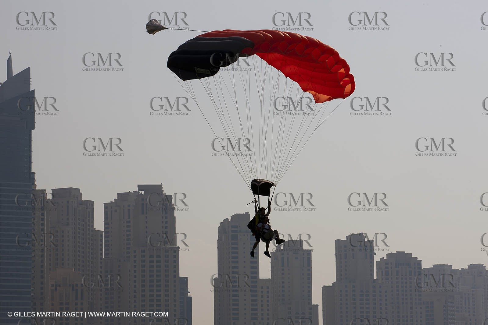 21 11 2010 - Dubai (UAE) - Dubai Louis Vuitton Trophy -  - Day off - James Spithill and Peter Lester go paragliding