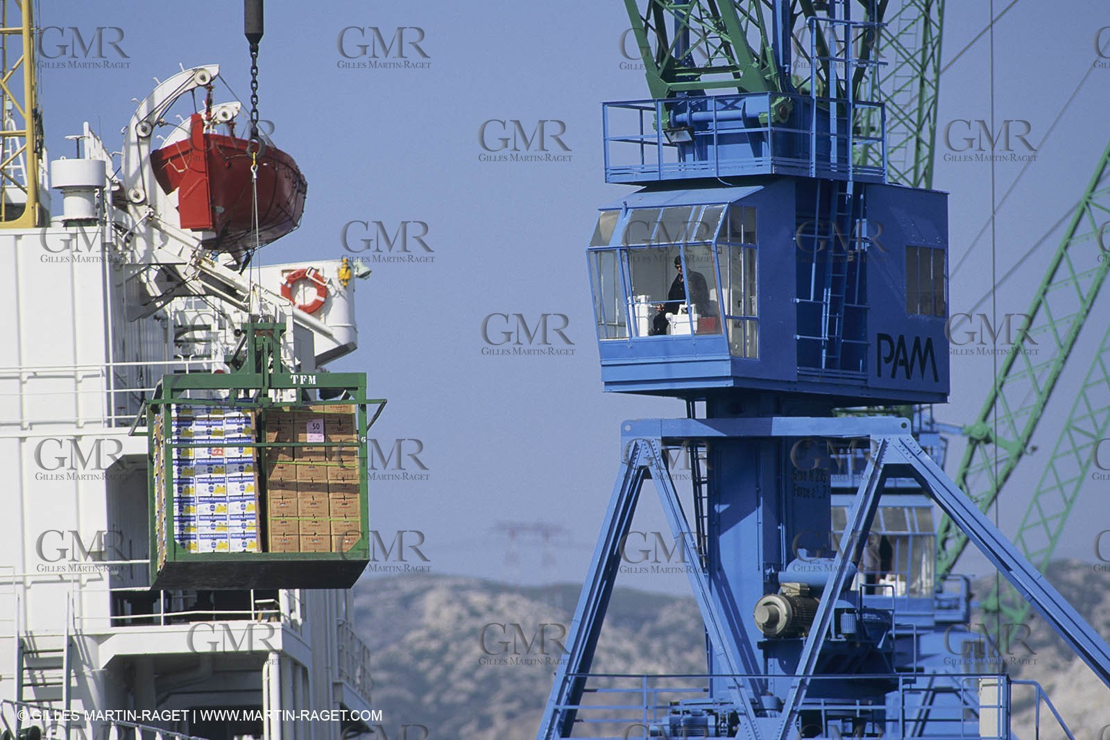 Monde maritime, opérations porturaires, ports, manoeuvres, marine world, harbour operations, maritime shipping,