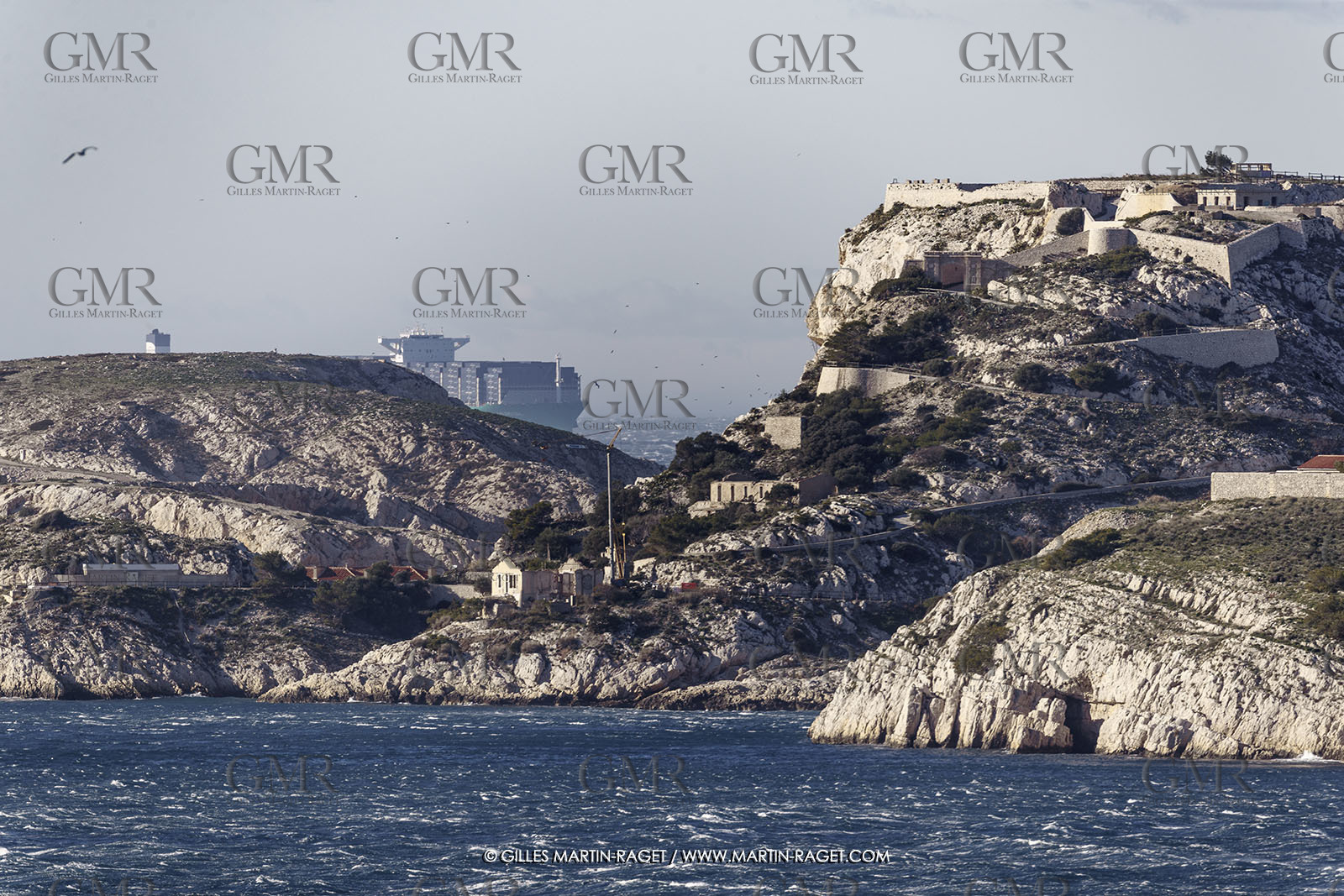 14 12 2023, Marseille (FRA), arrivée du Palais Royal, porte container armé par la CMA CGM, navire de 400 mètres de long, 67 mètres de large, qui transporte 23 000 conteneurs avec propulsion au GNL