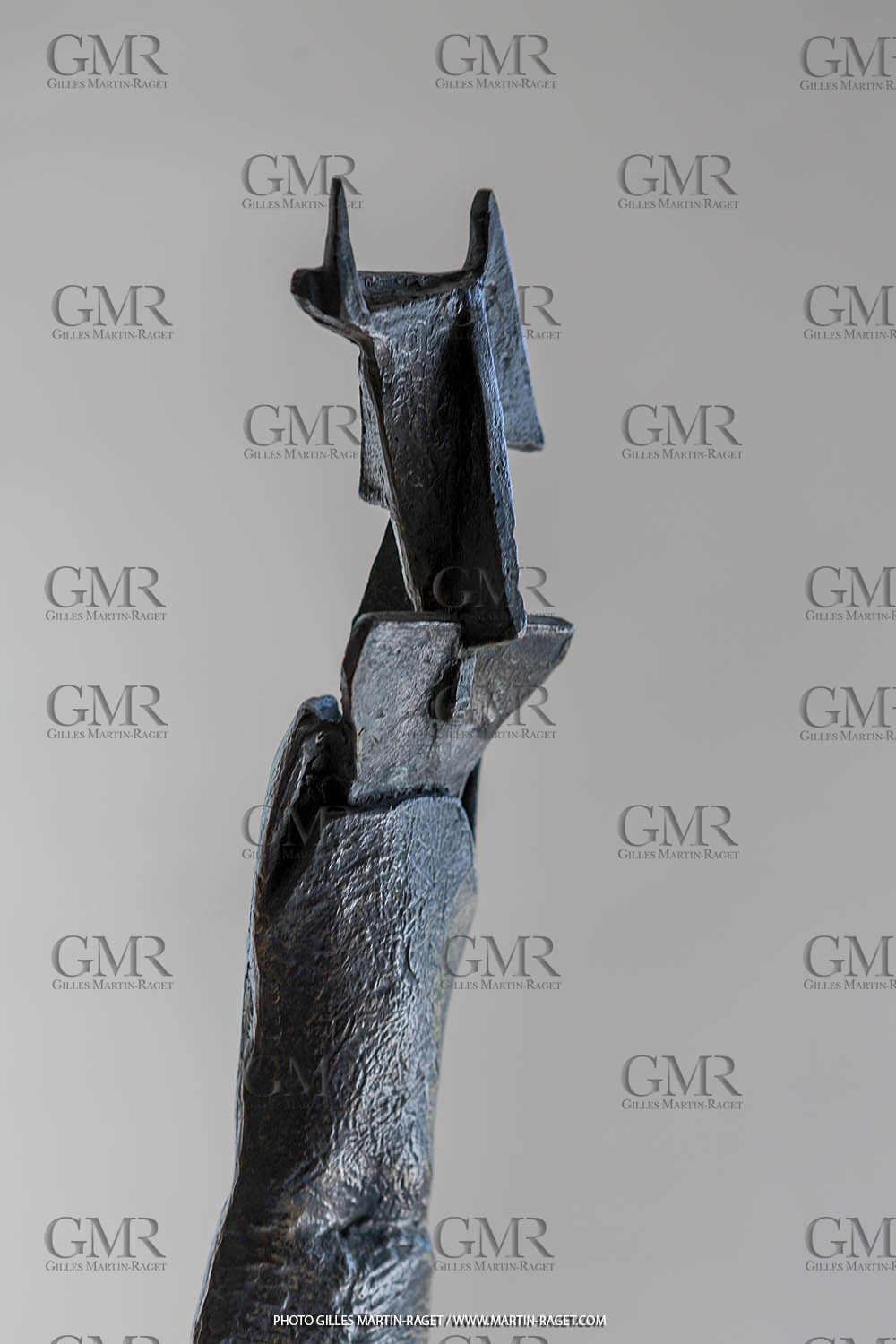 19 07 2020, St Rémy de Provence, (FRA,13), Oeuvre de Germaine Richier, Tauromachie 1956, bronze patinée foncée, numéroté 5 8, Fondeur L.Thinot, 43 X 7 X 12 cm, collection particulière,
